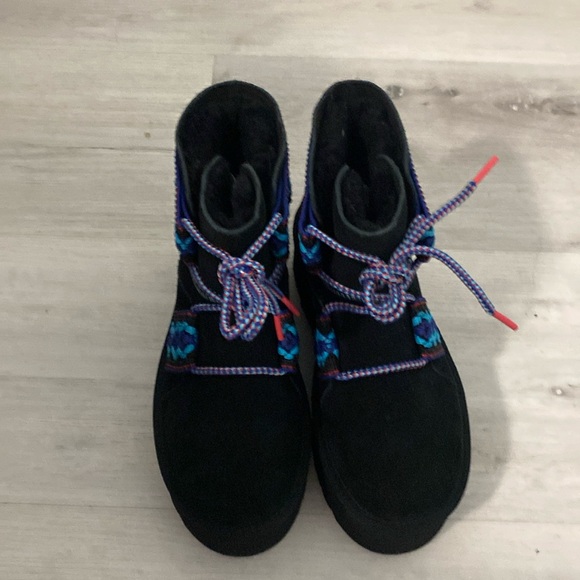 NWOT- UGG- Classic Mini II Braid Platform-Black with blue/red embroidery-Size 7 - Picture 4 of 13